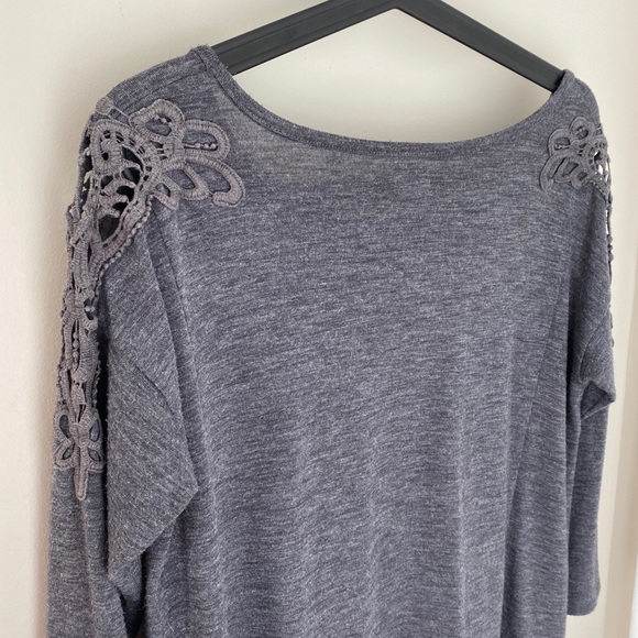 Hollister Long Sleeve - Picture 3 of 3